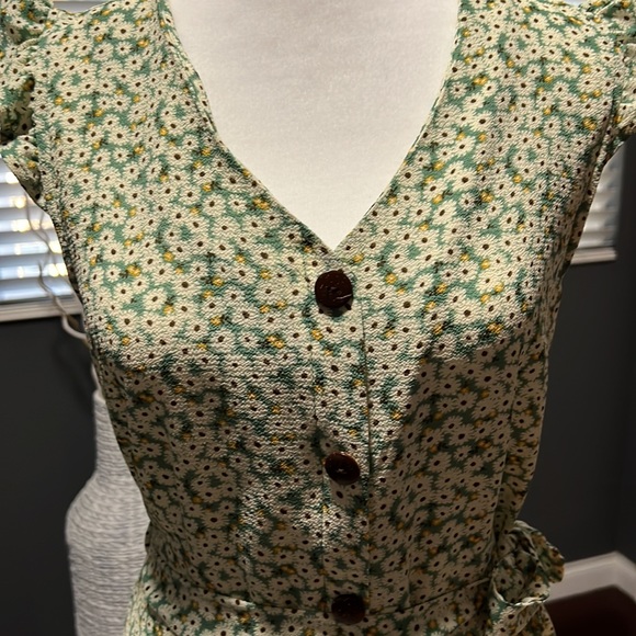 Monteau Floral spring dress with daisy print. New with tags. Tie on the waist. - Picture 5 of 7